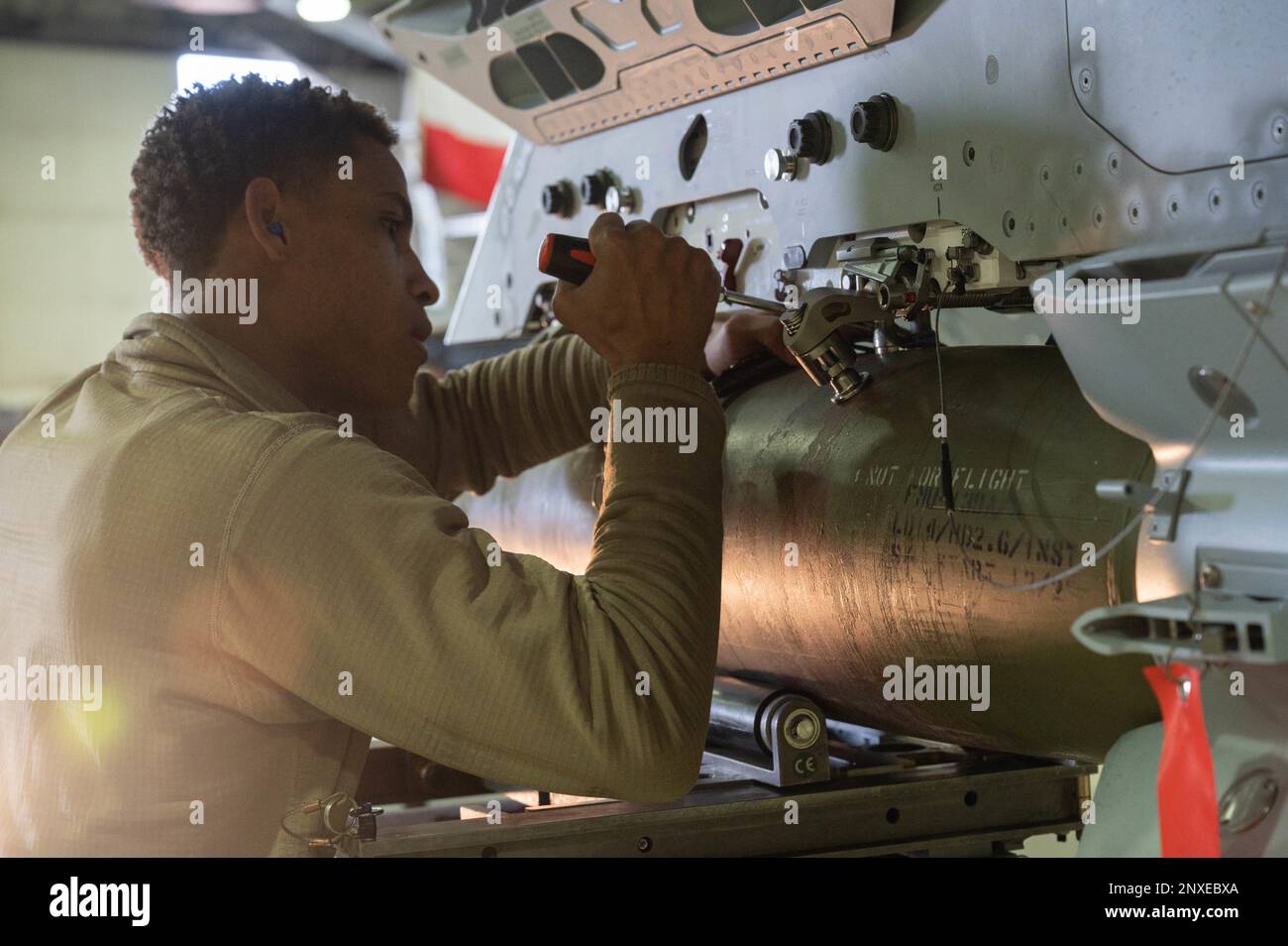 ÉTATS-UNIS Personnel de la Force aérienne. Le Sgt Jerrell Starkey, chef d'équipage de chargement d'armes affecté à l'unité d'entretien des aéronefs 493rd, charge des munitions sur un F-35 Lighting II à la Royal Air Force Lakenheath, en Angleterre, le 20 janvier 2023. Au cours de la compétition, les membres ont chargé des munitions tout en étant classés en fonction de la vitesse, de la fiabilité, de la sécurité et de la compétence. Banque D'Images