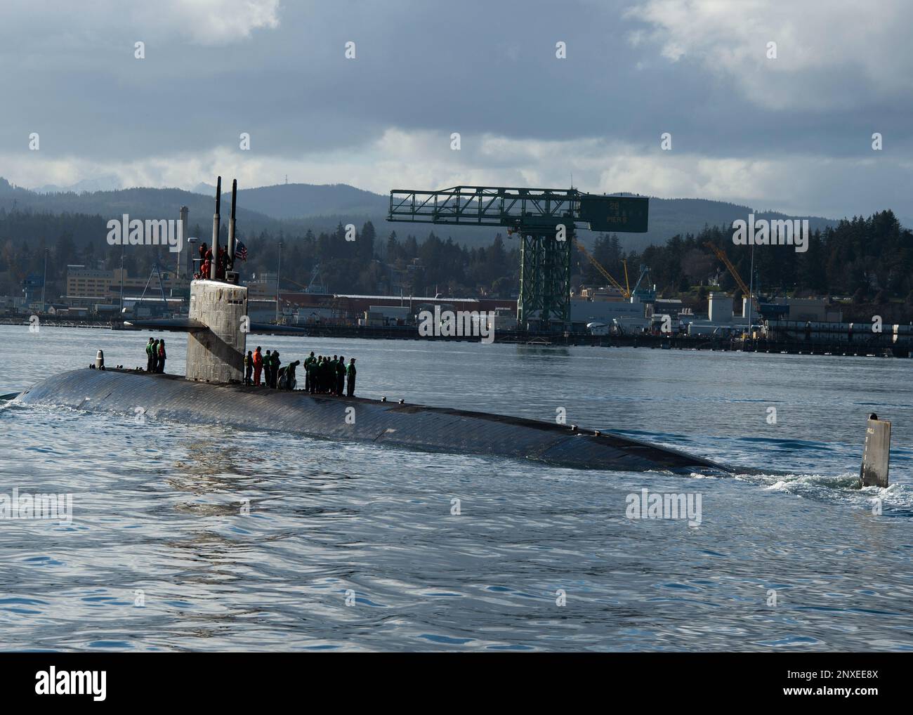 230210-N-ED185-1341 PUGET SOUND, Washington (10 février 2023) le sous-marin d'attaque rapide de classe Los Angeles USS Key West (SSN 722) transite le détroit de Puget avant de s'amarrer à la base navale de Kitsap – Bremerton, Washington, 10 février 2023. Mesurant plus de 360 pieds de long et pesant plus de 6 900 tonnes lorsqu'il est submergé, Key West soutient une multitude de missions, notamment la guerre contre les sous-marins, la guerre contre les navires de surface, la surveillance et la reconnaissance, et la guerre de frappe. Banque D'Images