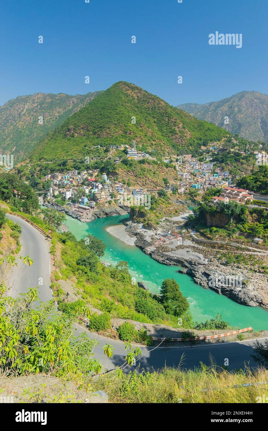 Devprayag, Godly Confluence, Garhwal, Uttarakhand, Inde. Ici Alaknanda rencontre la rivière Bhagirathi et les deux rivières coulent ensuite sur le fleuve Ganges. Banque D'Images