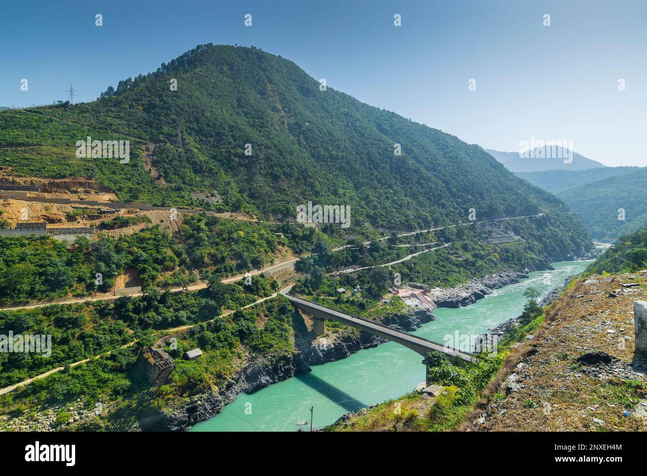 Pont à Devprayag, Godly Confluence, Garhwal, Uttarakhand, Inde. Ici, Alaknanda rencontre la rivière Bhagirathi et les deux rivières Ganges sont formées Banque D'Images