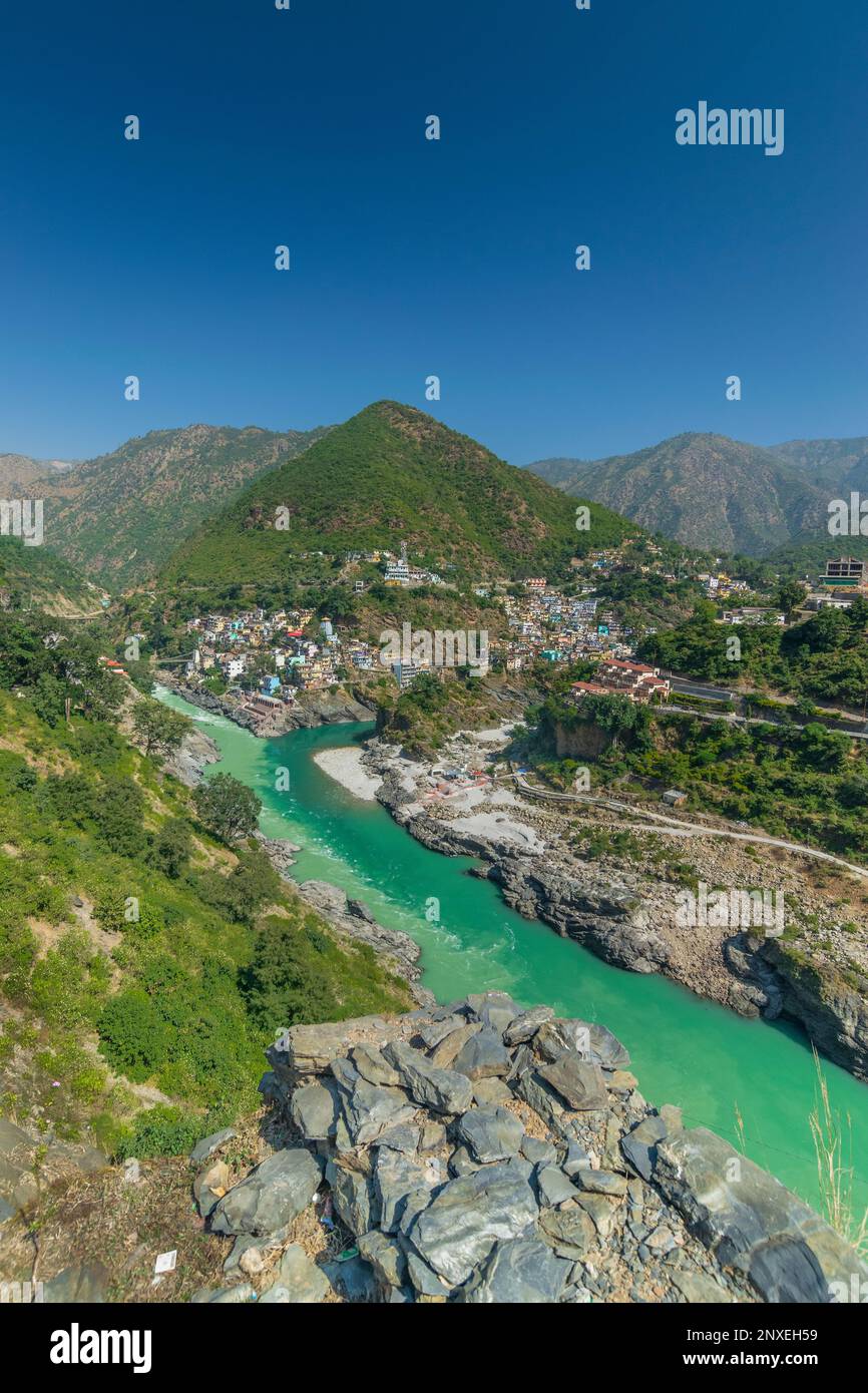 La rivière Bhagirathi du côté gauche et la rivière Alakananda avec la couleur bleu turquoise du côté droit convergent à Devprayag, Holy Conflunece, Himalays, Inde. Banque D'Images