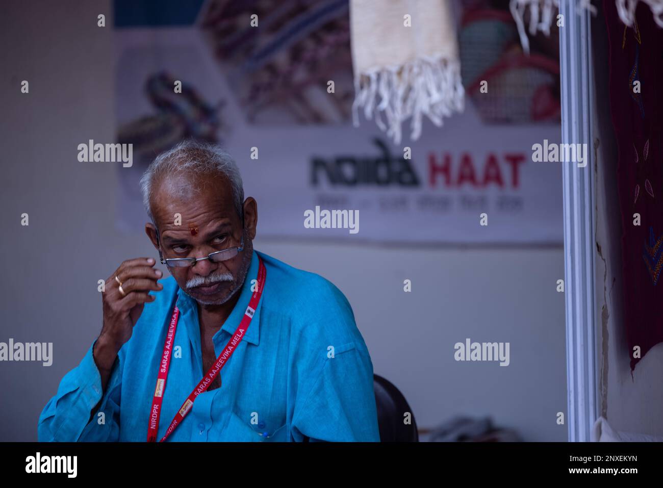 Noida, Inde - Fév 2023: Noida Haat, Portrait d'un ancien commerçant participant à Noida haat pour démontrer les produits artisanaux fabriqués à la main. Banque D'Images