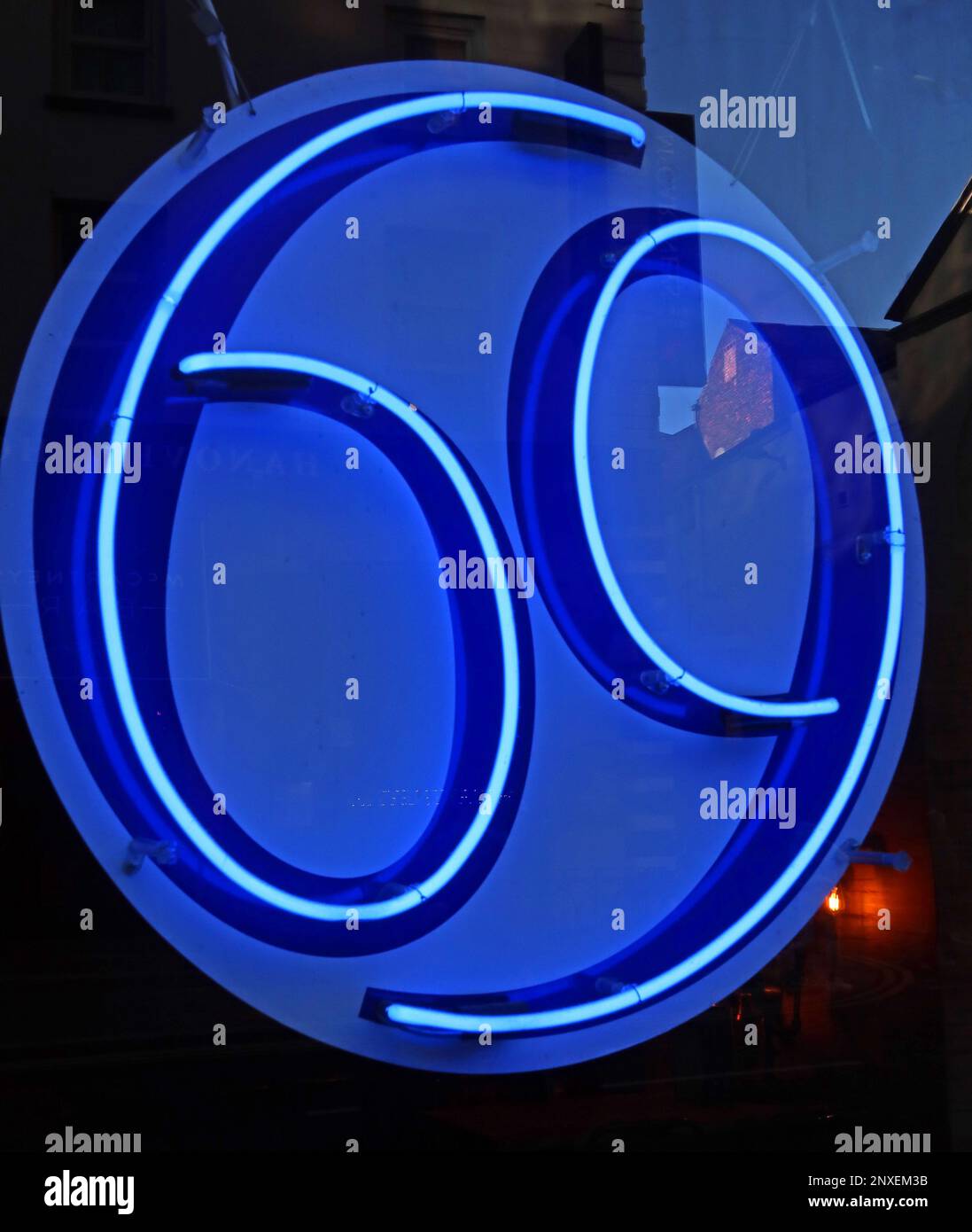 Sixtynine 69 circulaire bleu néon signe, suggérant des couples, l'intimité des amoureux - soixante-neuf Banque D'Images