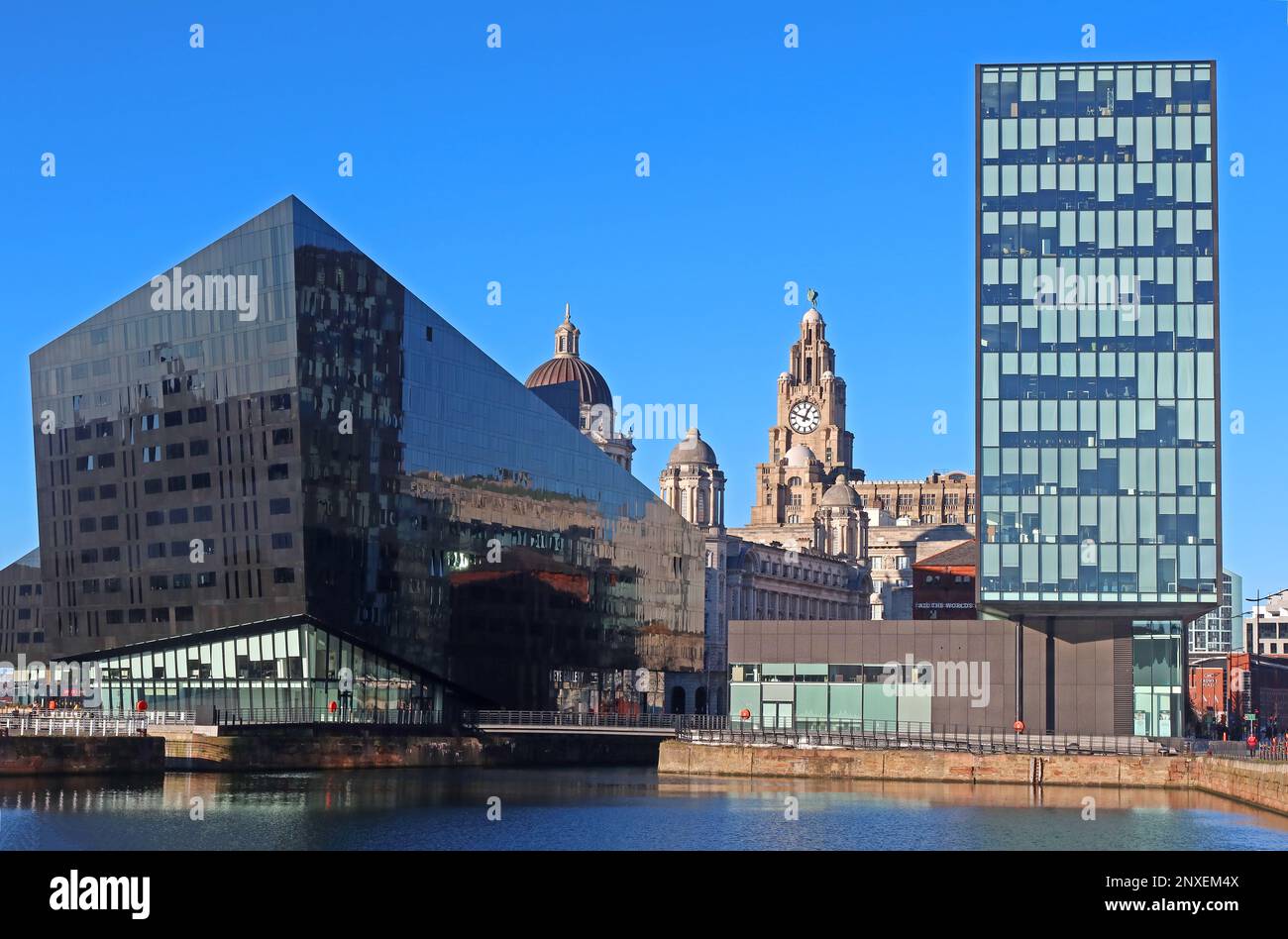 The Pier Head trois graces, épris par des bâtiments modernes, un immeuble de bureaux de Mann Island et des appartements noirs Longitude Building et une galerie Open Eye Banque D'Images