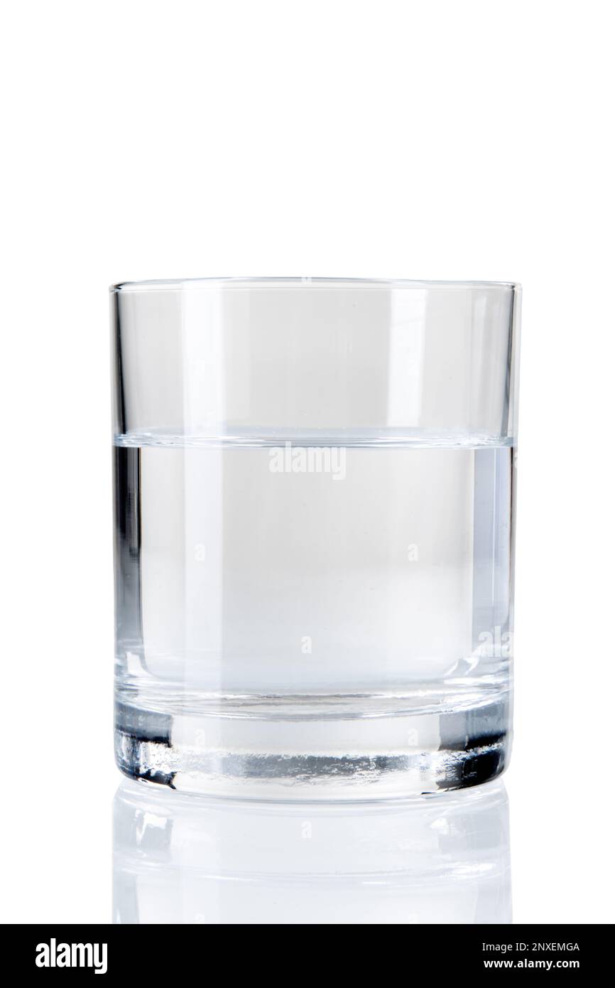 Verre d'eau claire et froide isolé sur blanc, chemin de coupure inclus Banque D'Images