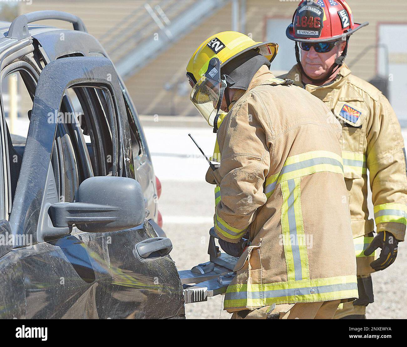 Under the watchful eyes of Yuma Fire Department Capt. Paul Evancho, right, Fernando Quintero, one of nine cadets in the current YFD Fire Academy class, uses the Jaws of Life to open a door on a small SUV at the city's Public Safety Training Facility, 3575 S. Avenue 4E, during a training exercise Thursday afternoon. The purpose of the exercise was to teach the cadets different vehicle extrication and rescue techniques using different tools. (Randy Hoeft/The Yuma Sun via AP) Banque D'Images