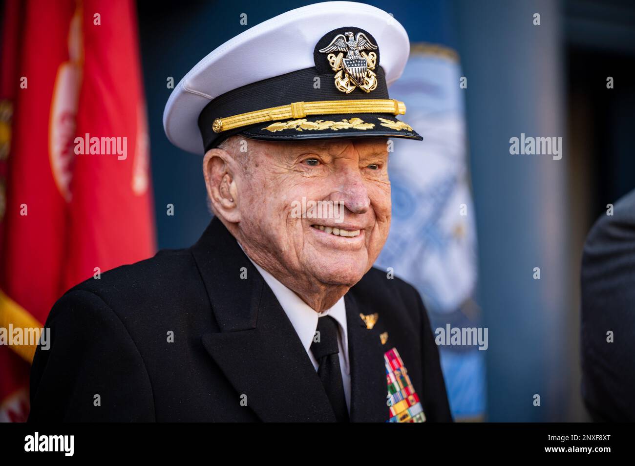 SAN DIEGO (20 janvier 2023) — retraité des États-Unis Le capitaine de la marine E. Royce Williams reçoit une Croix de marine pour ses actions pendant la guerre de Corée le 20 janvier. Banque D'Images