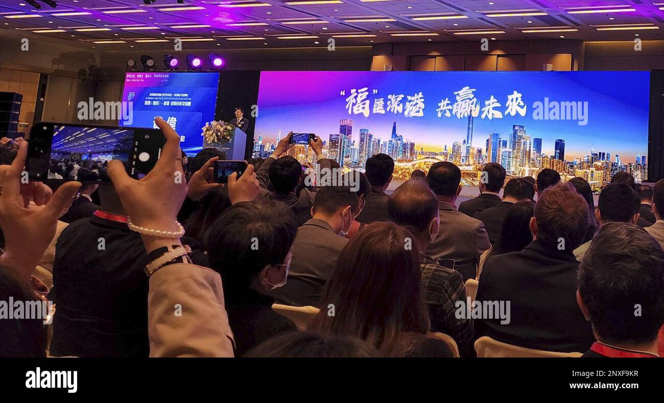 Hong Kong et le district central de Futian de Shenzhen ont signé un total de 25 accords visant à renforcer la coopération afin d'accélérer la coopération technologique, commerciale et commerciale. SCMP/Iris Ouyang Banque D'Images
