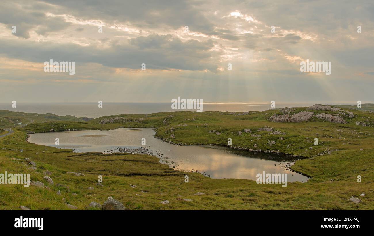 Rayons du soleil en soirée sur le Loch na Bearnaidh Ruaidhe, Lewis, l'île de Lewis, les Hébrides, les Hébrides extérieures, Îles occidentales, Écosse, Royaume-Uni Banque D'Images