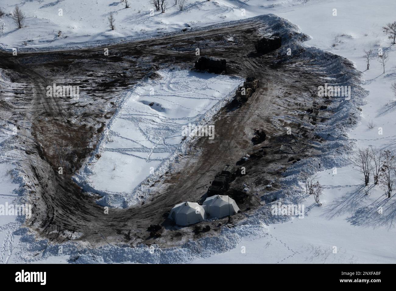 ÉTATS-UNIS Marines avec 3D Bataillon, 12th Marines établissent un centre d'opération de combat temporaire dans le cadre du Programme d'entraînement à la réinstallation de l'Artillerie 22,4 dans la zone de manœuvre de Yusubetsu, Hokkaido (Japon), le 1 février 2023. Les compétences développées à l'ARTP augmentent la compétence et la préparation de la seule unité d'artillerie déployée en permanence dans le corps des Marines, leur permettant de fournir des feux indirects de précision. Banque D'Images