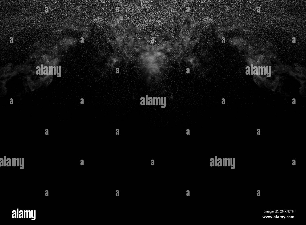 Jet de vapeur bouclés blanche avec gouttes d'eau sur fond noir. Arrière-plan abstrait, élément de conception Banque D'Images
