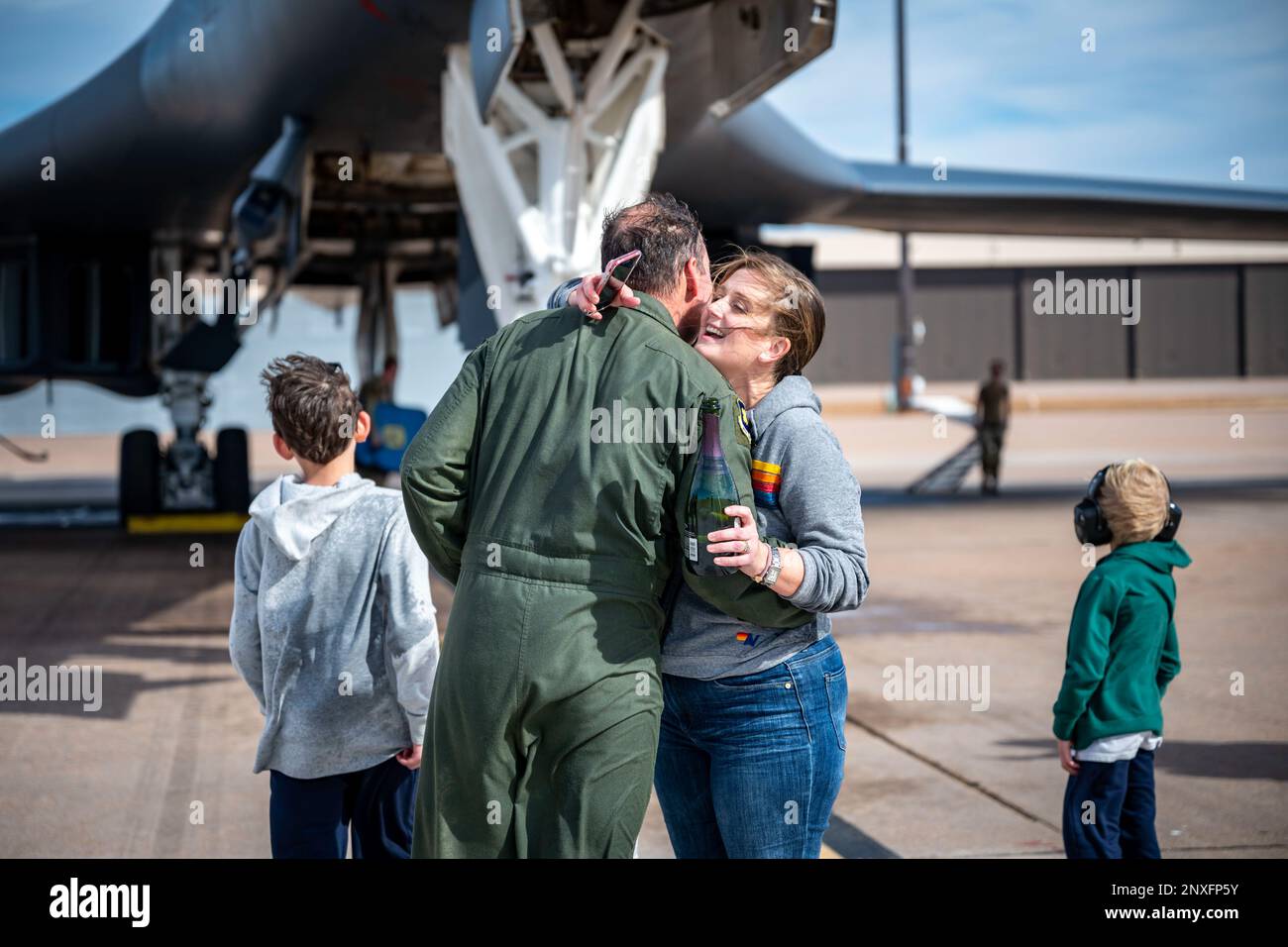 ÉTATS-UNIS Le colonel de la Force aérienne Christopher Hawn, 307th, vice-commandant de l'aile Bomb, célèbre et enserre sa femme après avoir terminé son vol fini à la base aérienne de Dyess, Texas, le 6 février 2023. Alors que Hawn approche de sa retraite, alors qu'il était affecté au BW 307th, le personnel de la base a profité de l'occasion pour célébrer son vol final. Il a servi pendant près de 20 ans en service actif avant de passer à la Réserve de la Force aérienne et a participé à de nombreuses opérations de contingence et de combat, réalisant plus de 4 000 heures de vol et 930 heures de combat en a B-1, B-757/767, F-16, T-37, T-38, T-1, TG-15 ET TG-16A. Banque D'Images