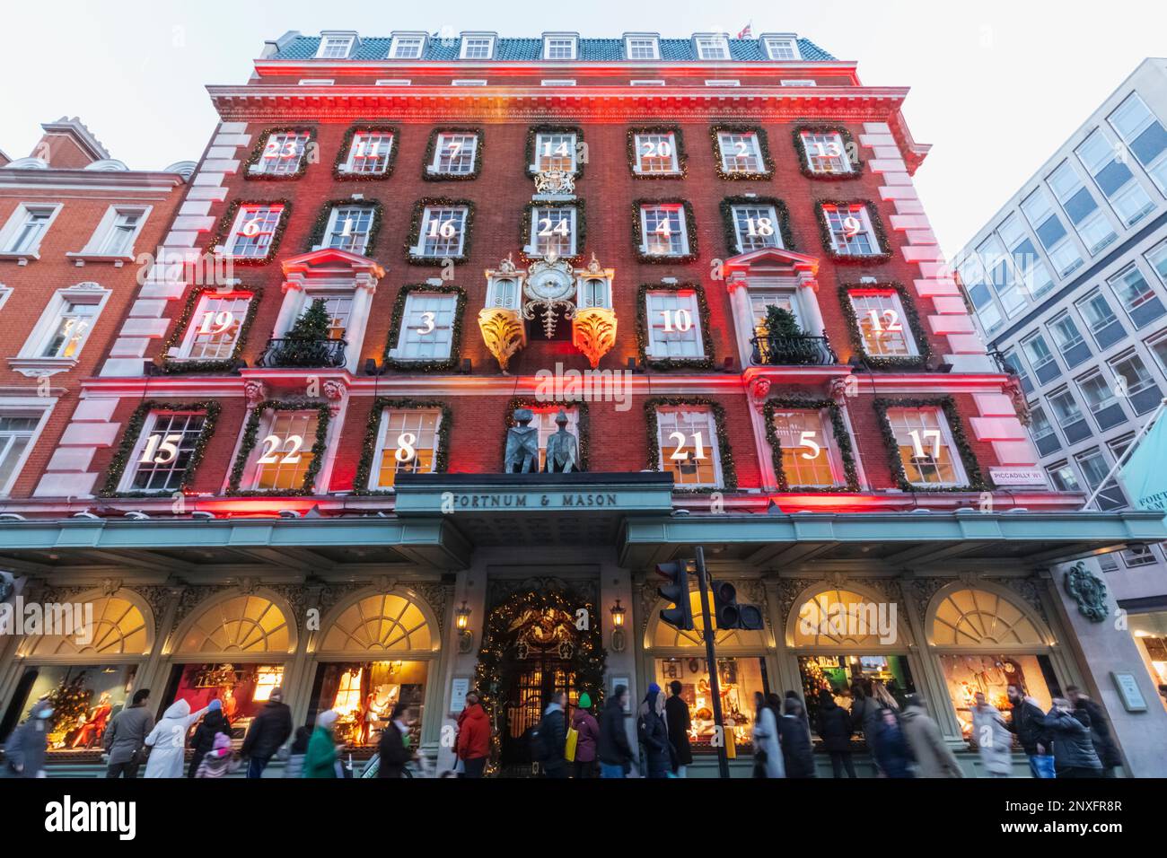 Angleterre, Londres, Piccadilly, vue extérieure Fortnum & Mason Store avec décorations de Noël Banque D'Images