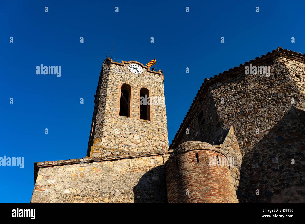 Església de Sant Iscle i Santa Victòria de Dossius, Maresme, Catalogne, Espagne. Église Banque D'Images