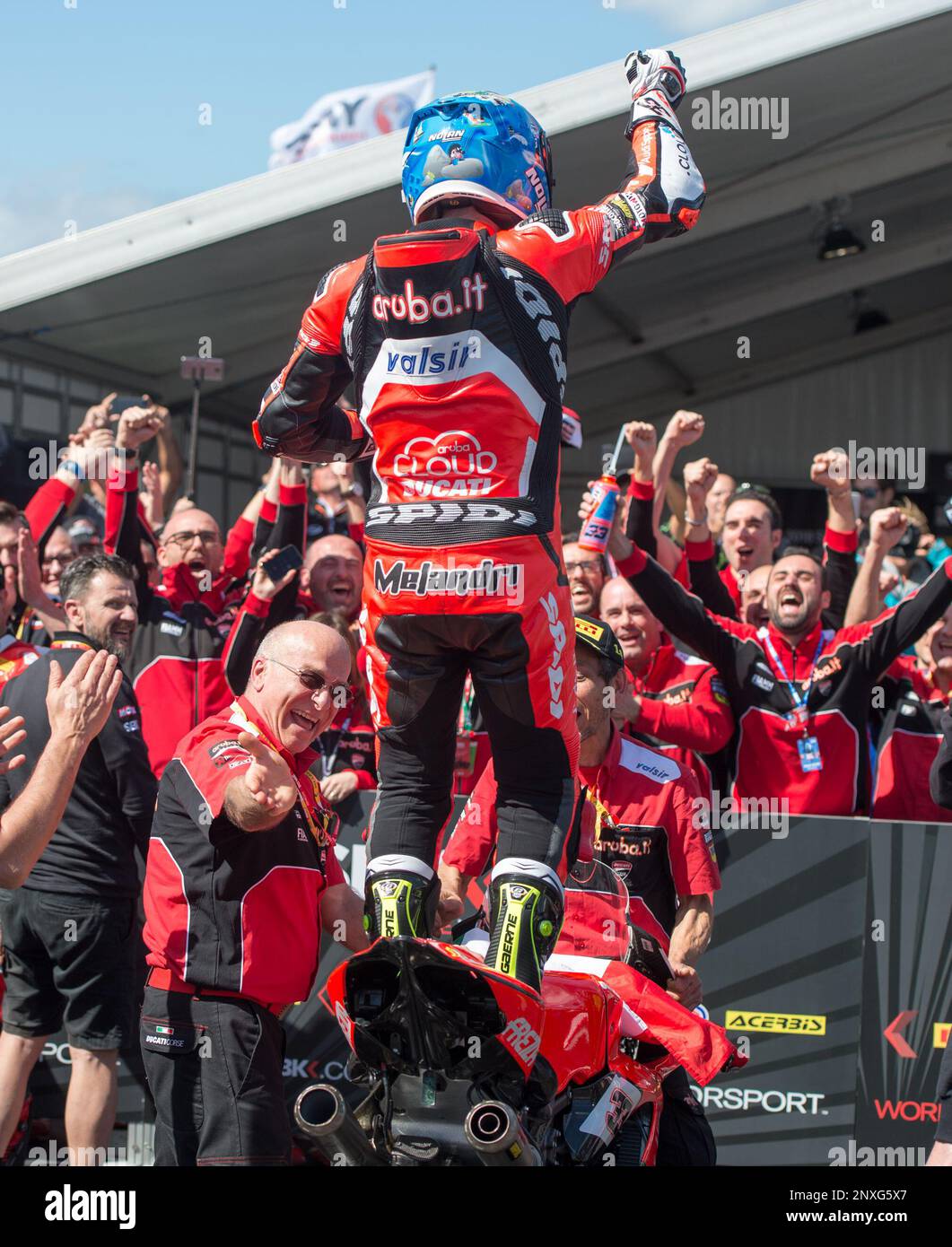 February 25, 2018 - Melbourne, Victoria, Australia - Italian rider Marco Melandri (#33) of Aruba.it Racing - Ducati celebrates after winning the second race on day 3 of the opening round of the 2018 World Superbike season at the Phillip Island circuit in Phillip Island, Australia. (Credit Image: © Theo Karanikos via ZUMA Wire) (Cal Sport Media via AP Images) Banque D'Images