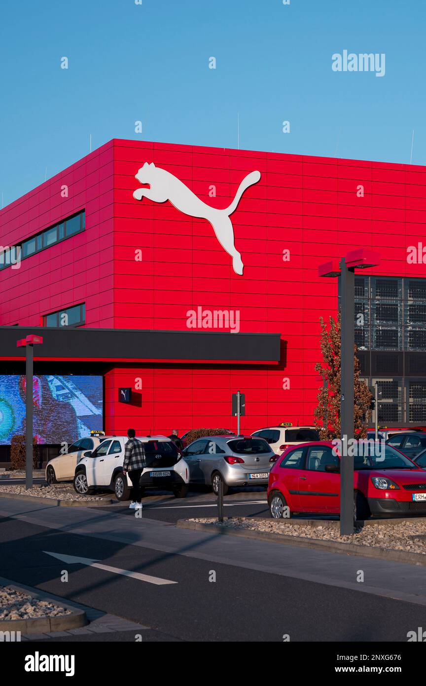 Herzogenaurach, Allemagne. 01st mars 2023. Le logo Puma à l'extérieur du  magasin de la marque. La compétition éternelle entre les fabricants  d'articles de sport dans la province franconienne a une nouvelle ligne