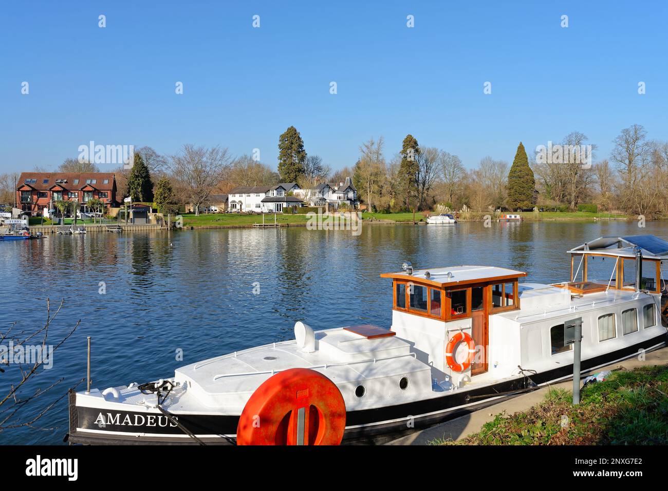 La vue depuis le bord de la rivière à Weybridge en regardant vers le bord de l'eau de Shepperton lors d'une journée hivernale ensoleillée, Surrey Angleterre Royaume-Uni Banque D'Images