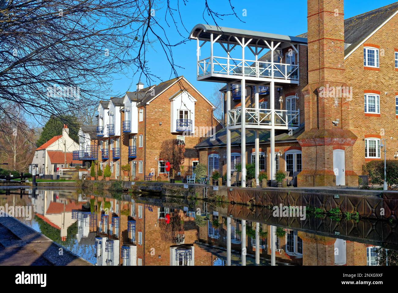 Appartements modernes au bord de l'eau développés à partir d'anciens bâtiments industriels sur la rivière Wey navigation canal à Thames Lock, Weybridge Surrey Angleterre Royaume-Uni Banque D'Images