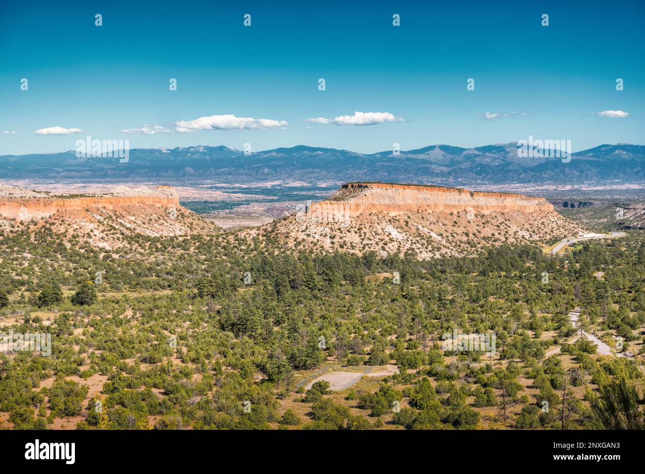 Le plateau Pajarito et les montagnes Sangre de Cristo au loin à Los Alamos, Nouveau-Mexique, Etats-Unis Banque D'Images
