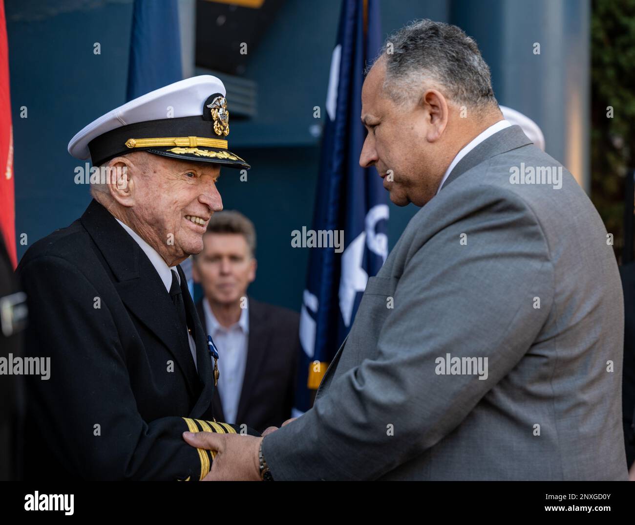 SAN DIEGO (20 janvier 2023) — le secrétaire de la Marine Carlos Del Toro décerne des prix à la retraite aux États-Unis Capitaine de la Marine E. Royce Williams avec une Croix de la Marine le 20 janvier. Del Toro était à San Diego pour divers engagements de flotte, cérémonies de remise de prix et événements de navires. Banque D'Images