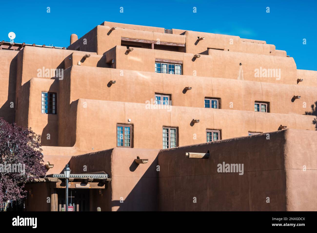 Architecture Adobe traditionnelle à Santa Fe, Nouveau-Mexique, États-Unis. Banque D'Images
