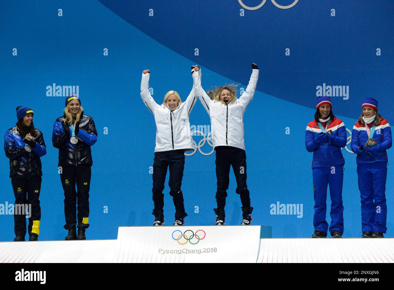February 22, 2018 - Pyeongchang, South Korea - KIKKAN RANDALL and Jessica Diggins of the United States celebrate getting the gold medal in the Ladies' Team Sprint Free cross-country skiing event in the PyeongChang Olympic Games. (Credit Image: © Christopher Levy via ZUMA Wire) (Cal Sport Media via AP Images) Banque D'Images