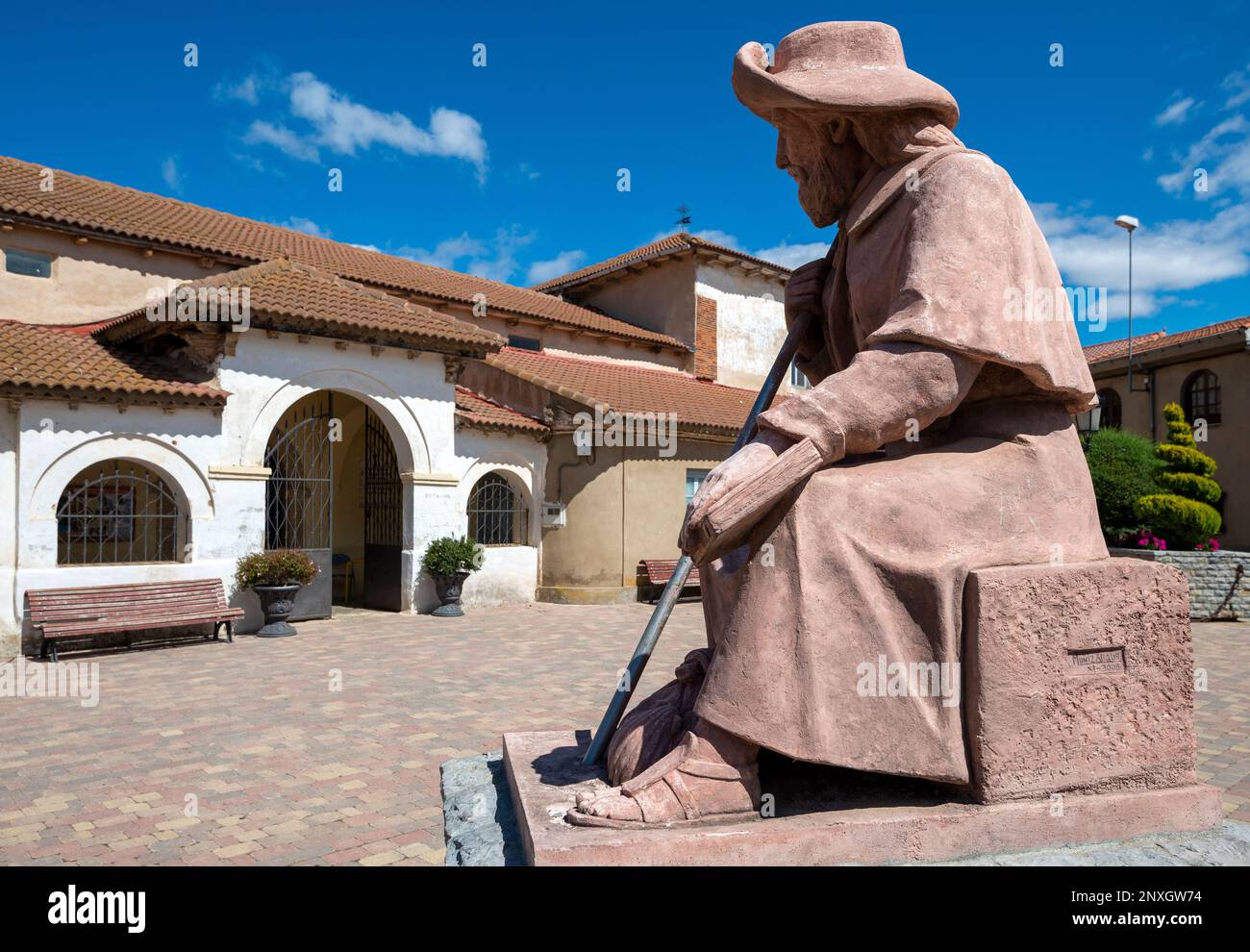 Sculpture de l'apôtre Santiago comme pèlerin sur le Camino de Santiago - la voie française dans le nord de l'Espagne Banque D'Images