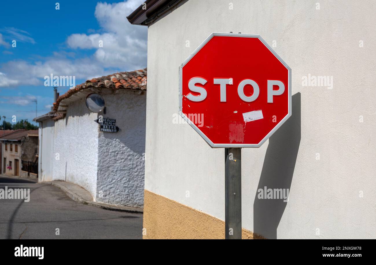 Panneau d'arrêt routier dans un village rural espagnol dans le nord de l'Espagne Banque D'Images