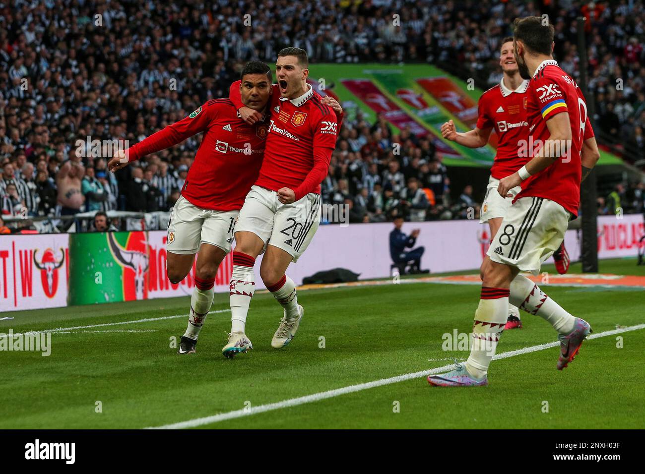 Casemiro de Manchester United fête avec Diogo Dalot après avoir marqué son premier but lors de la finale de la coupe Carabao entre Manchester United et Newcastle United au stade Wembley, Londres, le dimanche 26th février 2023. (Photo : Mark Fletcher | ACTUALITÉS MI) Credit: MI News & Sport /Alamy Live News Banque D'Images