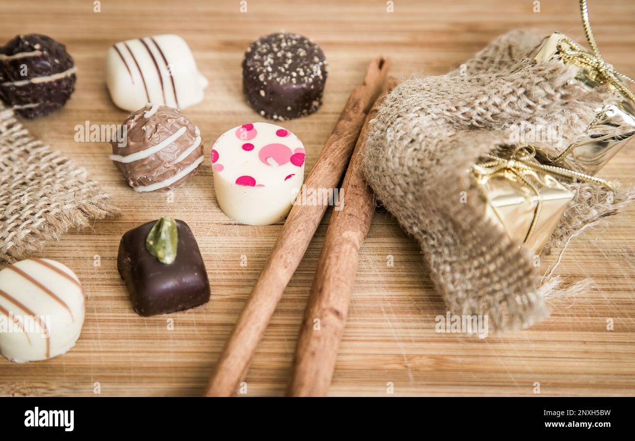 Pralines au chocolat dans une table. Présence de praline sur la table. Décoration de table de bonbons et de chocolats. Banque D'Images