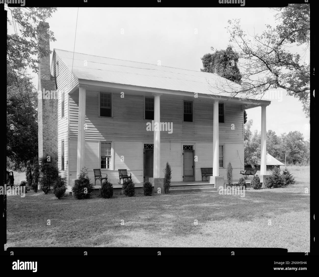 Pleasant Gardens, Catawba Valley, comté de McDowell, Caroline du Nord. Carnegie Etude de l'architecture du Sud. États-Unis, Caroline du Nord, McDowell County, Catawba Valley, balcons, Cheminées, colonnes, Maisons, Meubles d'extérieur, Porches, Arbustes, balançoires. Banque D'Images
