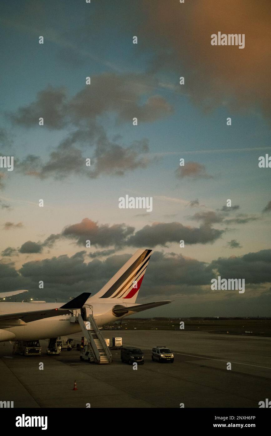 Un avion se tenant sur la piste de l'aéroport Charles de Gaulle, prêt pour le décollage Banque D'Images