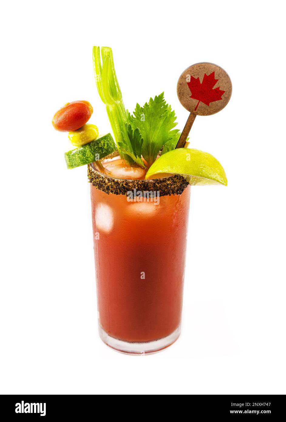 Boisson César canadienne, boisson typiquement canadienne, avec sauce chaude, céleri, citron, vodka et glace. Assiette avec décoration de drapeau canadien Banque D'Images