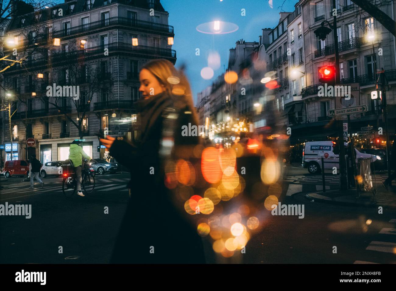 Paris, 08.02.23: Sortir, les lumières de la rue scintillent dans un verre de vin. Banque D'Images