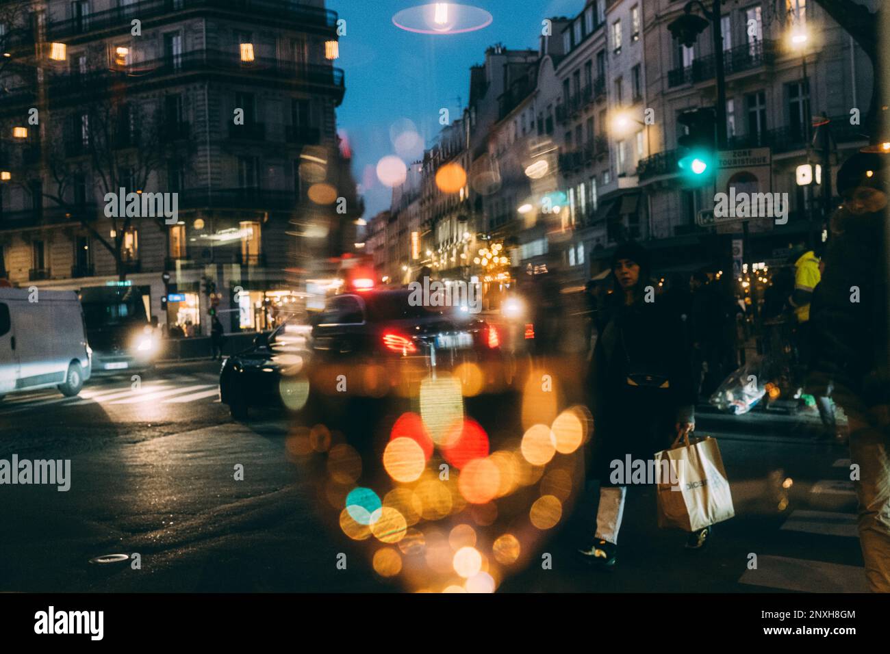 Paris, 08.02.23: Sortir, les lumières de la rue scintillent dans un verre de vin. Banque D'Images