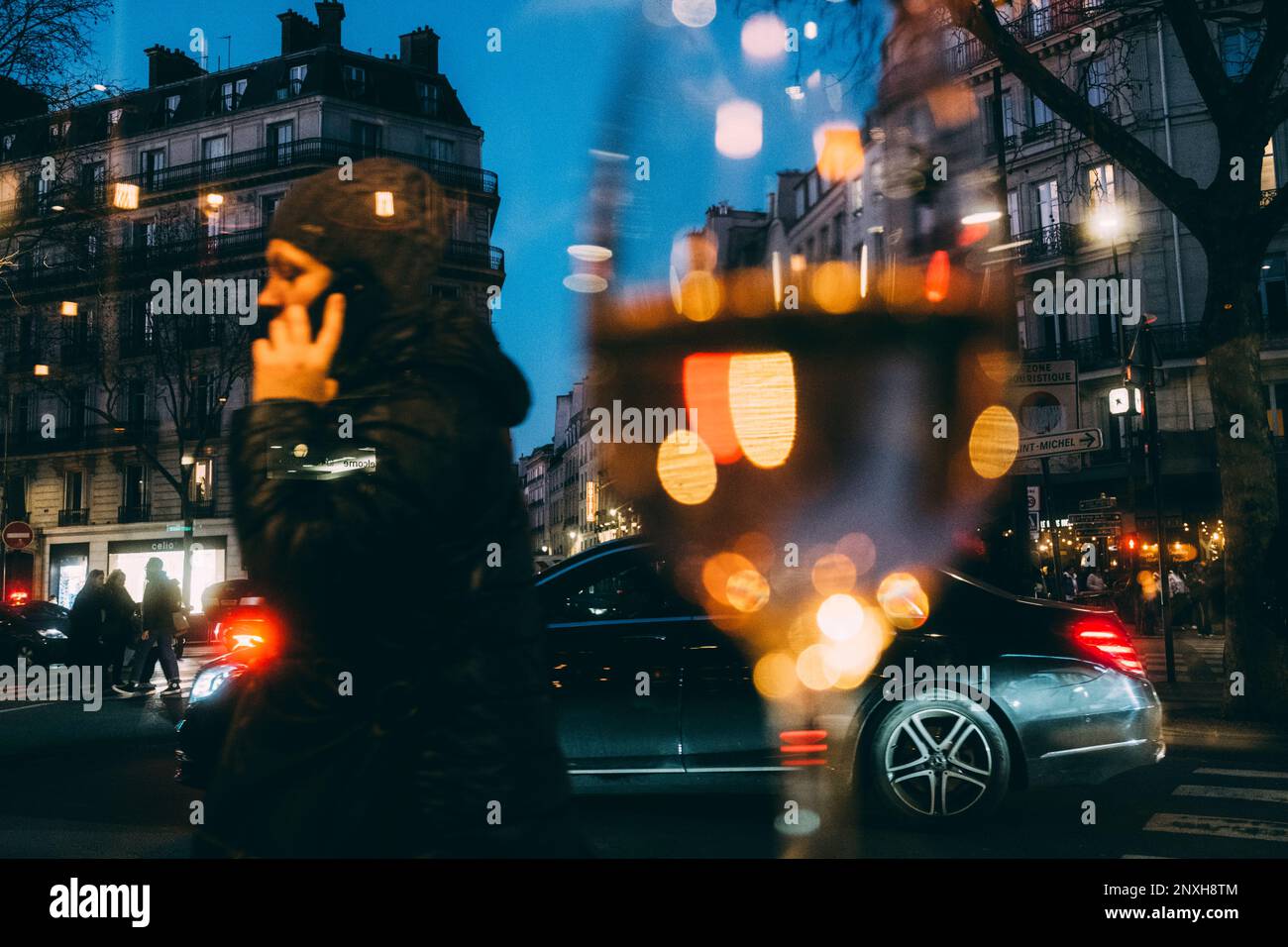 Paris, 08.02.23: Sortir, les lumières de la rue scintillent dans un verre de vin. Banque D'Images