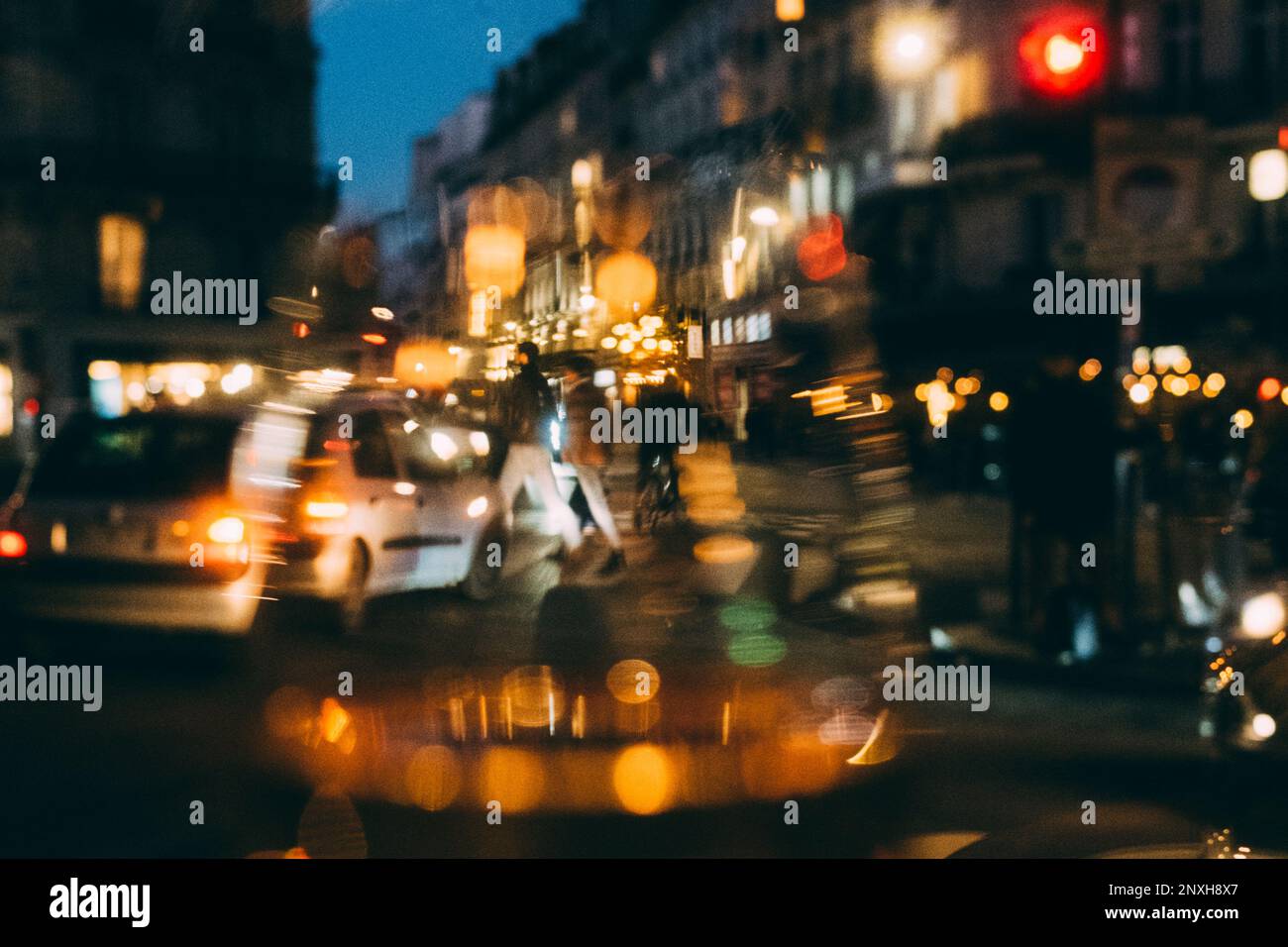 Paris, 08.02.23: Sortir, les lumières de la rue scintillent dans un verre de vin. Banque D'Images