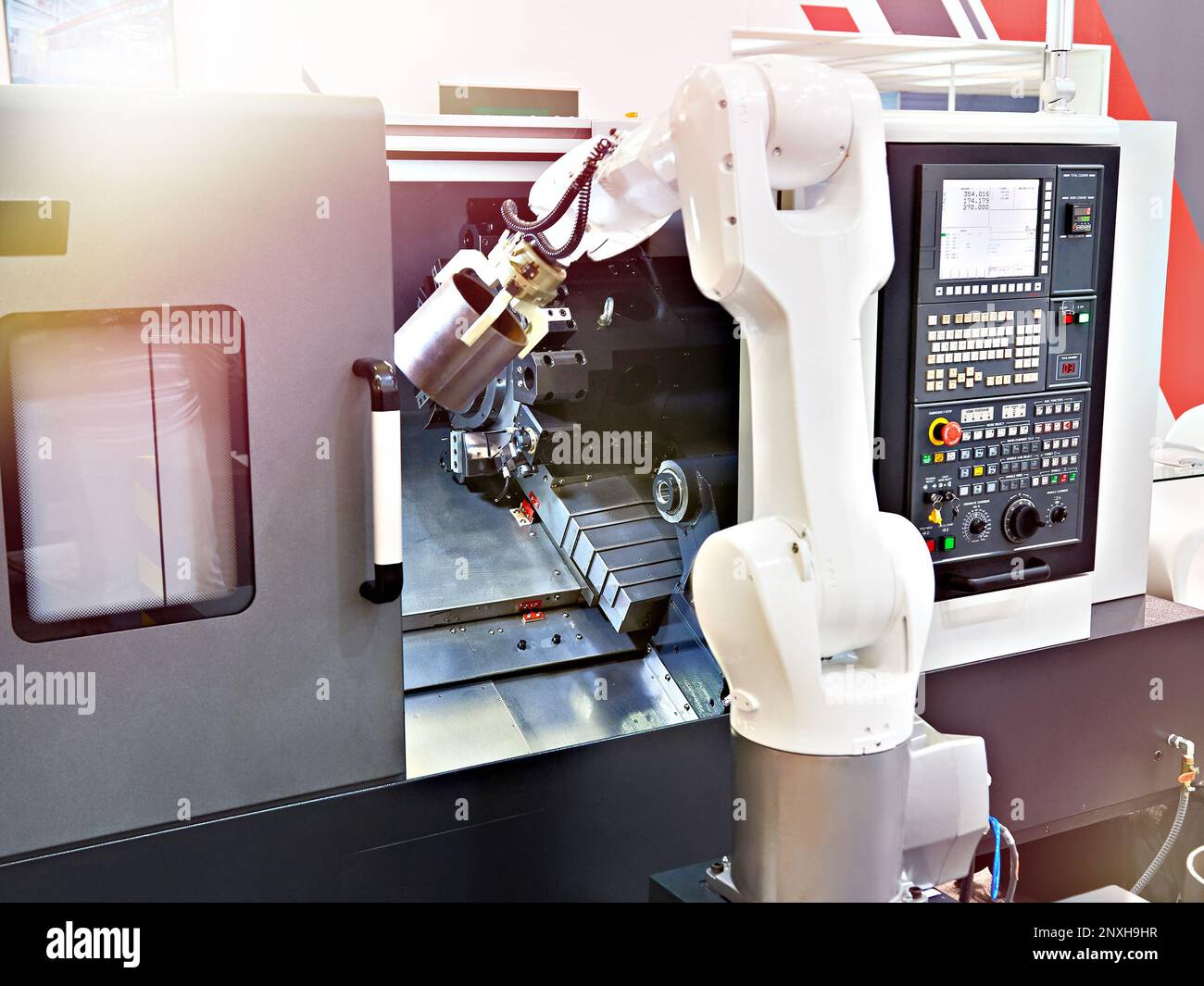 Robot industriel universel standard avec tour à pièces et cnc Banque D'Images