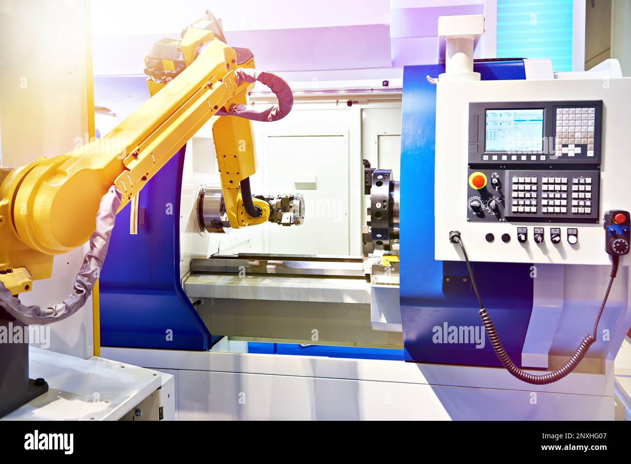 Bras robotisé et tour cnc Banque D'Images