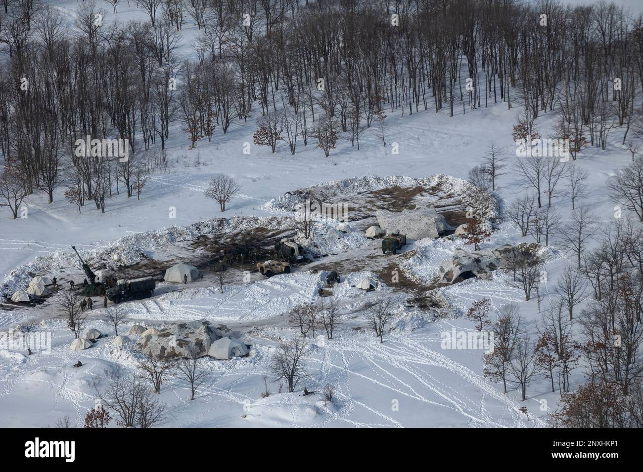 ÉTATS-UNIS Marines avec 3D Bataillon, 12th Marines établissent des positions de tir temporaire pendant le Programme d'entraînement à la réinstallation de l'Artillerie 22,4 dans la zone de manœuvre de Yusubetsu, Hokkaido (Japon), le 1 février 2023. Les compétences développées à l'ARTP augmentent la compétence et la préparation de la seule unité d'artillerie déployée en permanence dans le corps des Marines, leur permettant de fournir des feux indirects de précision. Banque D'Images
