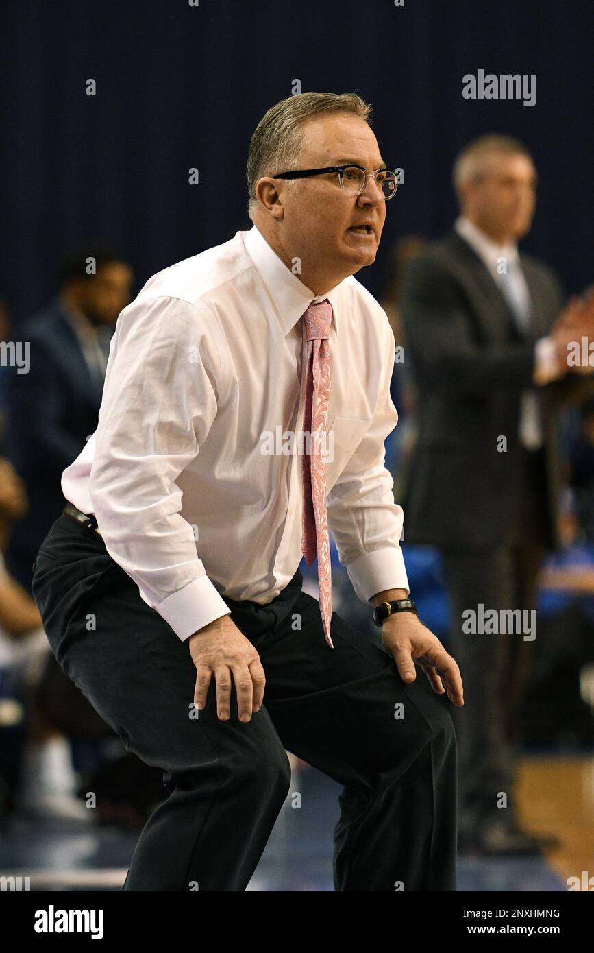 TERRE HAUTE, IN - FEBRUARY 17: Southern Illinois Salukis head coach Barry Hinson looks on during the Missouri Valley Conference (MVC) college basketball game between the Southern Illinois Salukis and the Indiana State Sycamores on February 17, 2018, at the Hulman Center in Terre Haute, Indiana. (Photo by Michael Allio/Icon Sportswire) (Icon Sportswire via AP Images) Banque D'Images