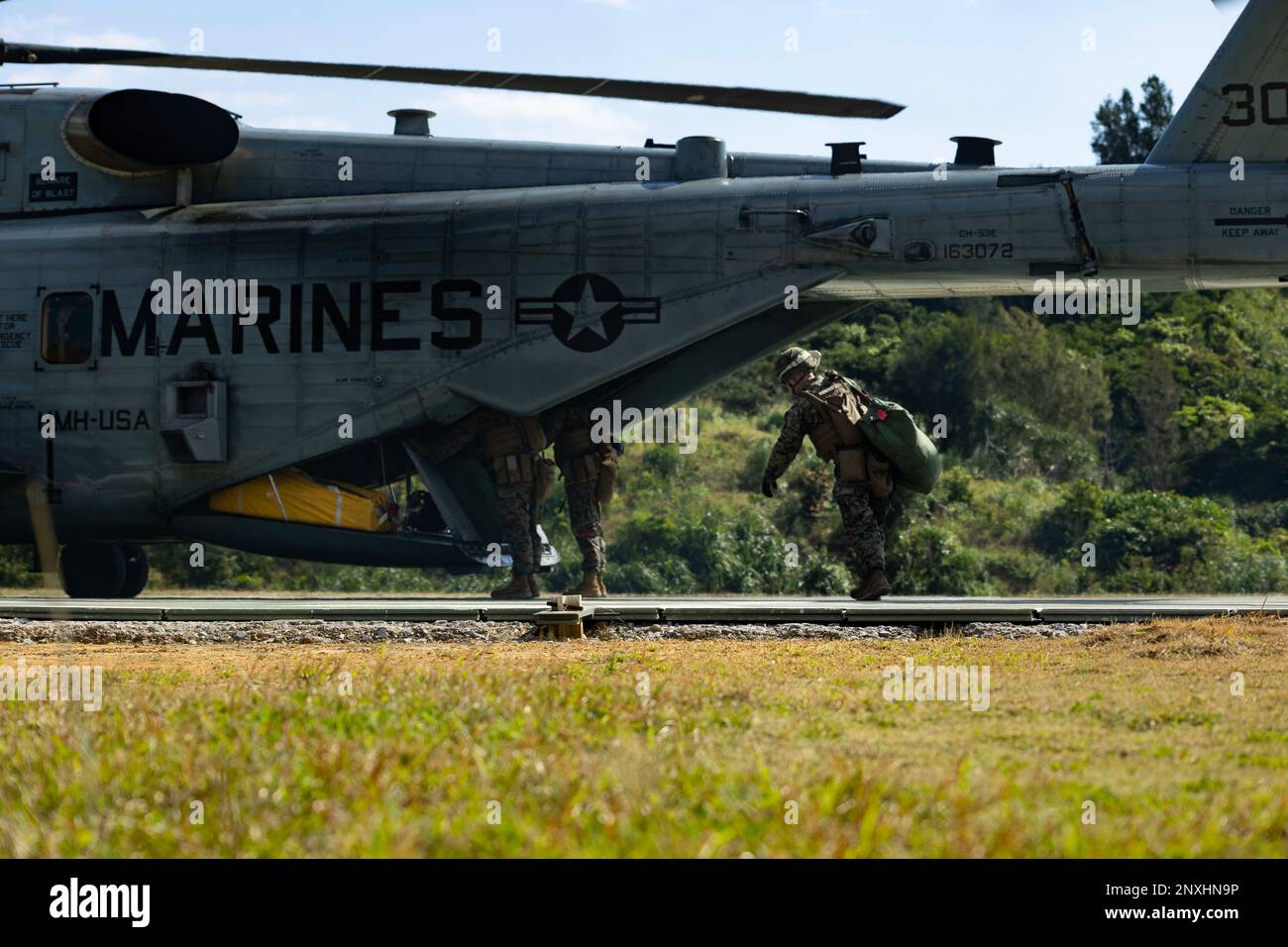 ÉTATS-UNIS Marines avec combat Logistics Battalion 4, 3D Marine Logistics Group effectue un réapprovisionnement avec un CH-53E Super Stallion pendant l'exercice Jungle Warfare 23 à Kin Blue, Okinawa, Japon, 16 février 2023. JWX 23 est un exercice de formation sur le terrain à grande échelle axé sur l'exploitation des capacités intégrées des partenaires conjoints et alliés afin de renforcer la sensibilisation, la manœuvre et les incendies de tous les domaines dans un environnement maritime distribué. Banque D'Images