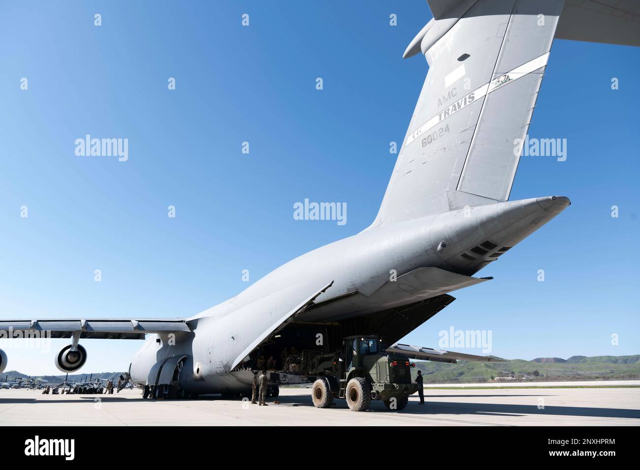 ÉTATS-UNIS Des aviateurs du 22nd Airlift Squadron et des États-Unis Les Marines, avec l'escadron de soutien d'escadre 372, chargent du fret sur une Super Galaxy C-5M à la station aérienne du corps des Marines Camp Pendleton, Californie, le 24 janvier 2023. Team Travis a chargé plus de 100 000 livres de cargaison pendant le formateur principal de la queue de service de commandement. Banque D'Images