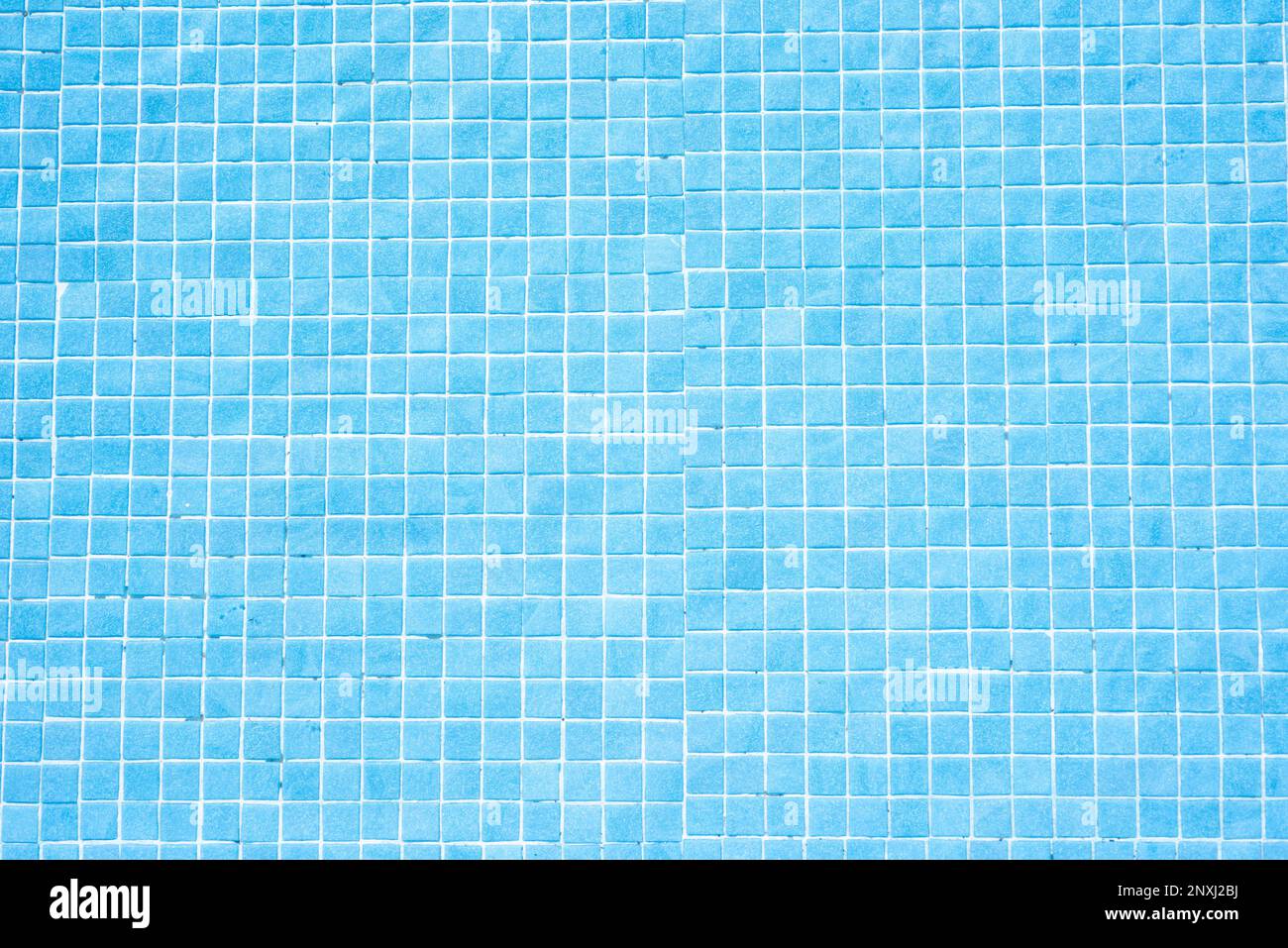 Mosaïque de céramique bleu clair, la touche d'élégance dans la piscine pour des vacances de rêve Banque D'Images