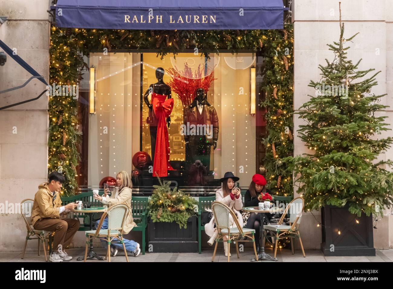 Angleterre, Londres, Piccadilly, New Bond Street, vue extérieure du magasin Ralph Lauren avec décorations de Noël Banque D'Images