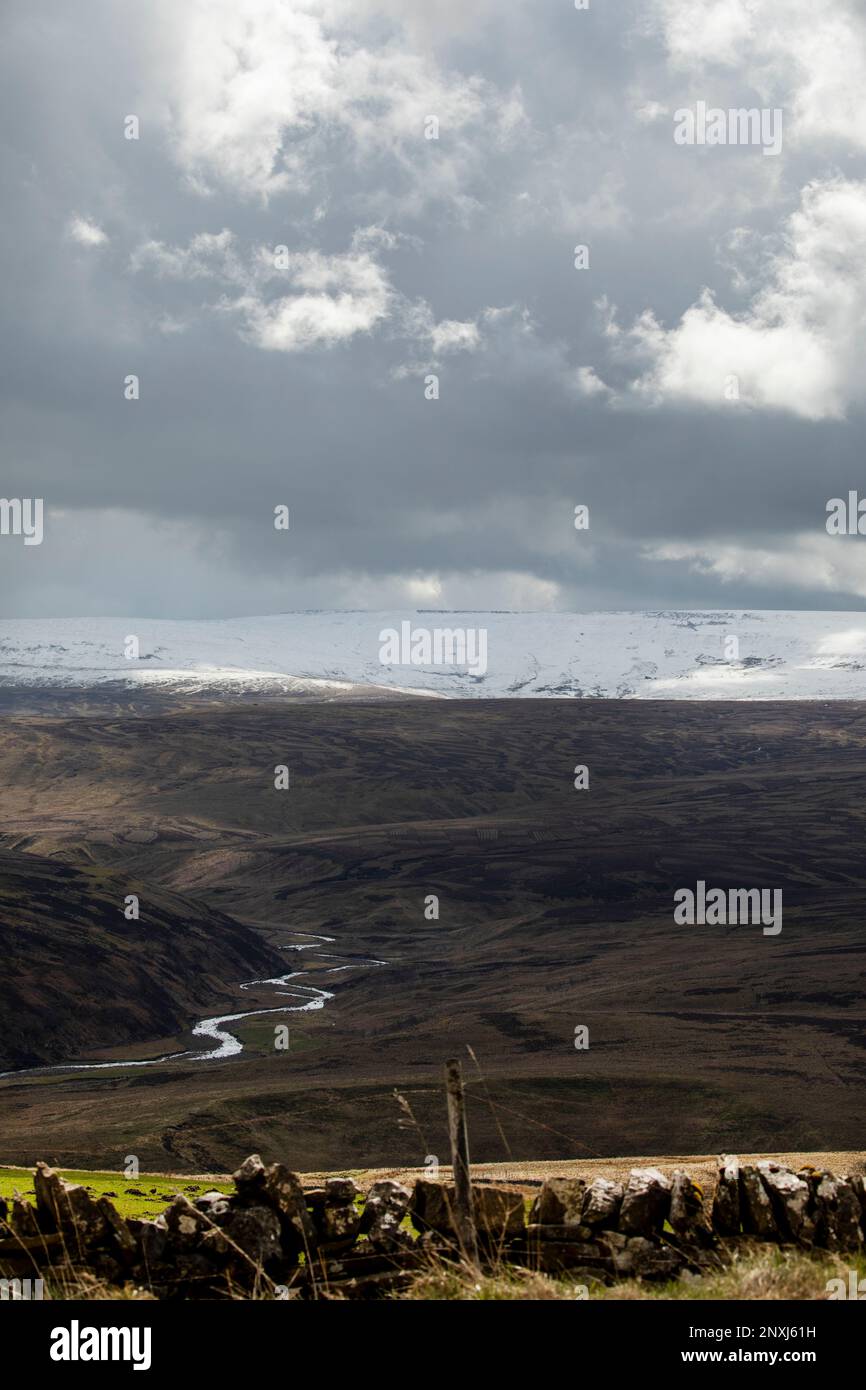 Black Burn and Shield Water vents entre les landes de tétras patchwork sur Ousby Fell avec la neige couverte Cross Fell derrière, près d'Alston North Pennines Cumbria Banque D'Images