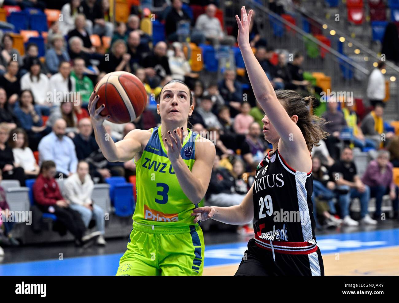 Prague, République tchèque. 01st mars 2023. L-R Teja Olak (USK) et Alessandra Orsili (Bologne) en action lors du match rond-point 14th du groupe A de la ligue européenne de basket-ball féminin (EWBL), USK Praha vs Bologna, on 1 mars 2023, à Prague, République tchèque. Crédit : Katerina Sulova/CTK photo/Alamy Live News Banque D'Images