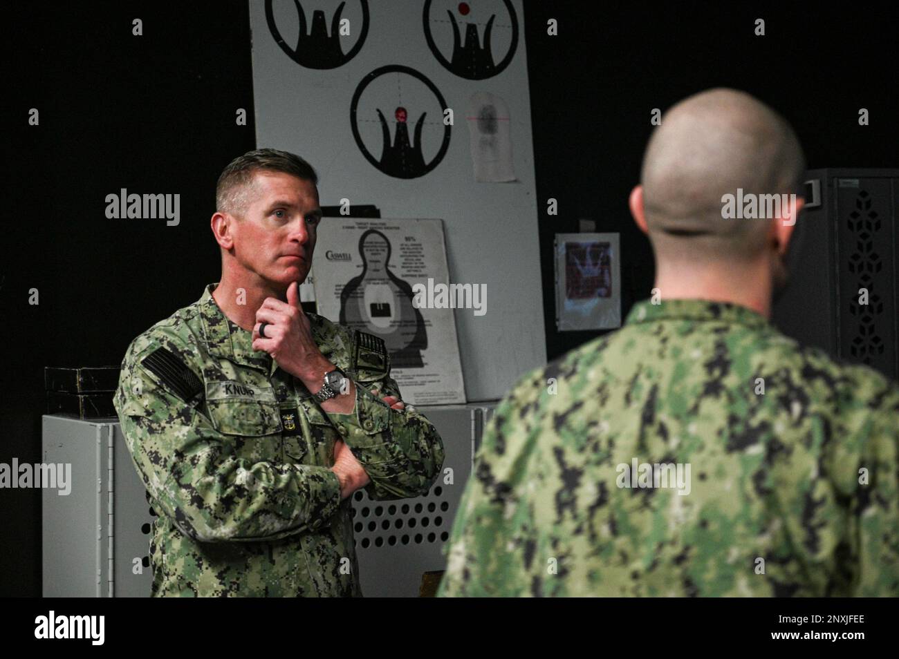 GREAT LAKES, Illinois (23 février 2023) le chef de la Force Jason Knupp, à gauche, en poste avec la Force navale de surface Atlantique, reçoit les commentaires de la flotte de la classe 1st du compagnon de Gunner Jimmie D. Owens, instructeur au commandement de l'entraînement des systèmes de combat de surface des Grands Lacs, Dans le simulateur MILO de l'école Mate 'A' de Gunner lors d'une visite aux sites de formation d'accession à la station navale des Grands Lacs. La visite comprenait des installations de tourisme et des marins des écoles de NETC pour la guerre de surface, les systèmes de combat et la défense contre les accidents à bord des navires, y compris l'observation des dernières méthodes d'entraînement modernisées pour la pratique r Banque D'Images