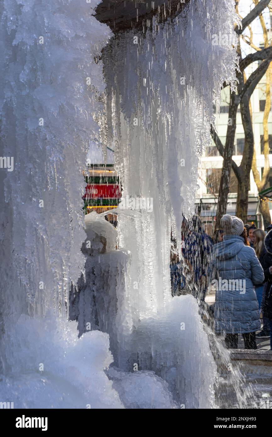 Fountain est surgelé au Bryant Park le jour de Noël à New York Banque D'Images