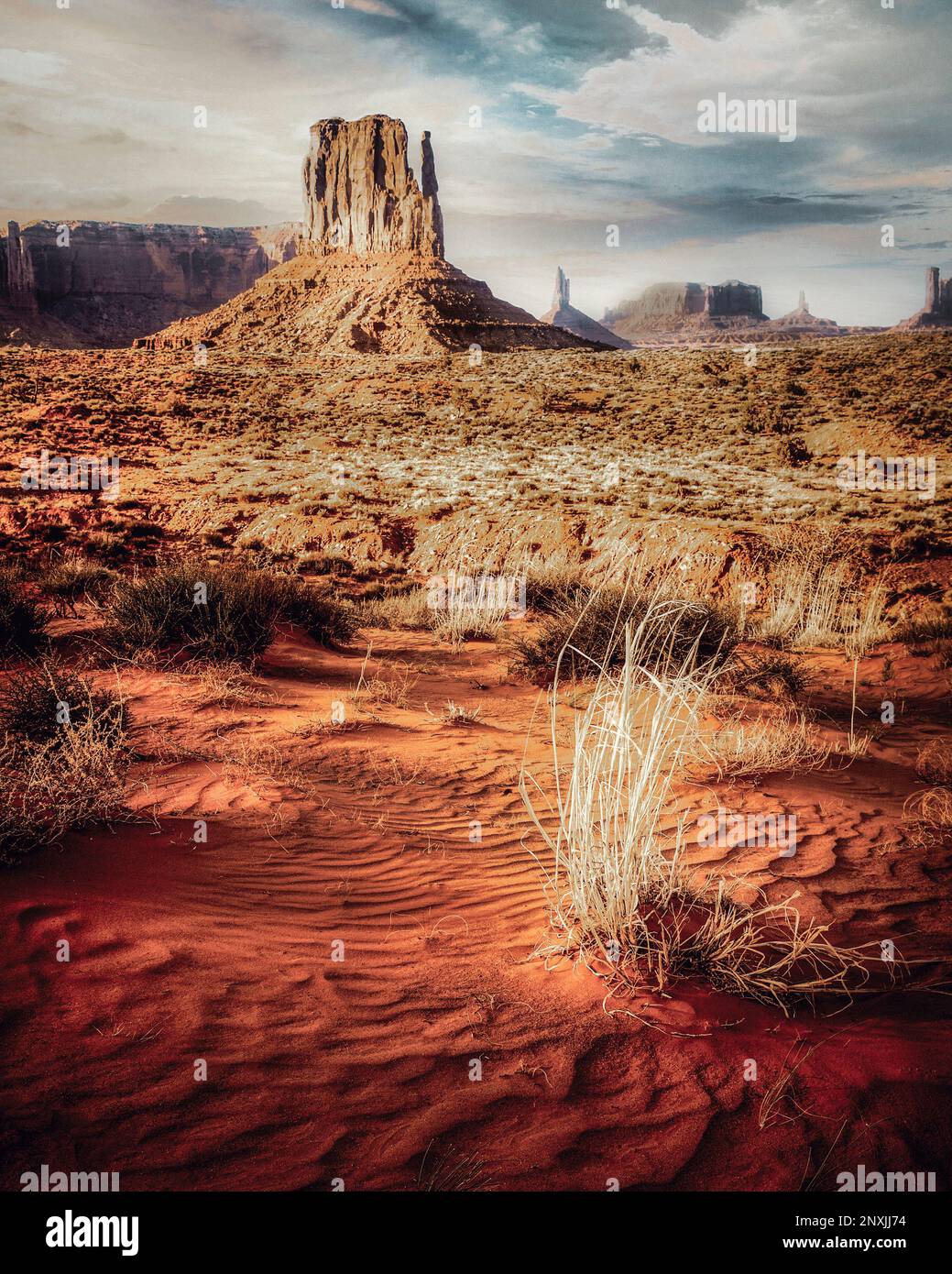 Les sables du désert se balaient autour de West Mitten, dans Monument Valley, en Arizona. Banque D'Images